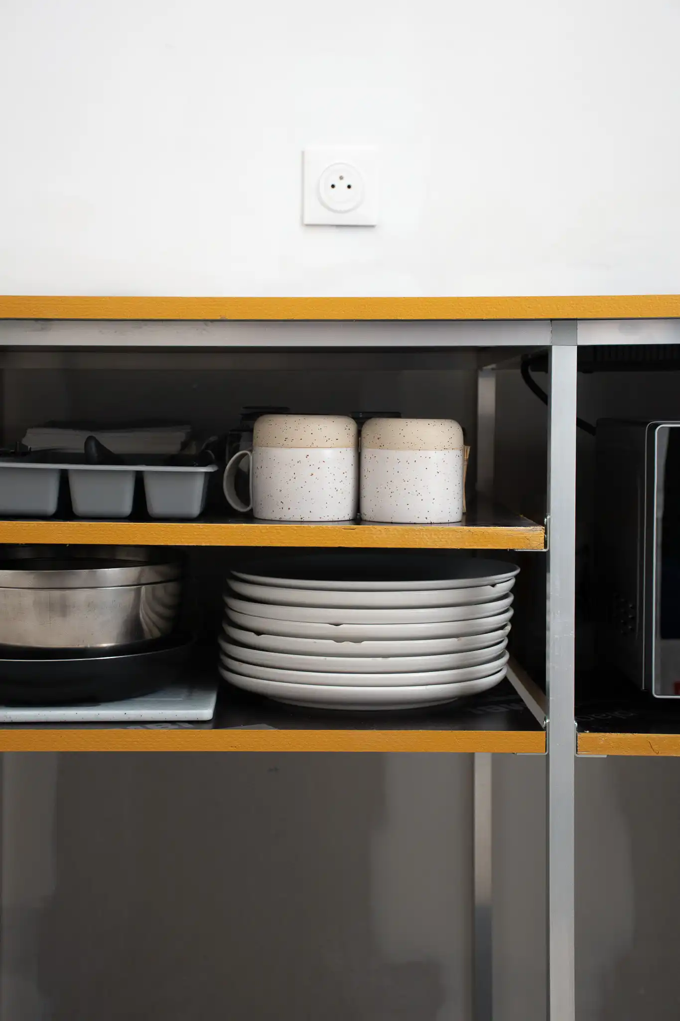 photographie de détail du meuble inox de la cuisine de l'agence asné architecture à Bordeaux